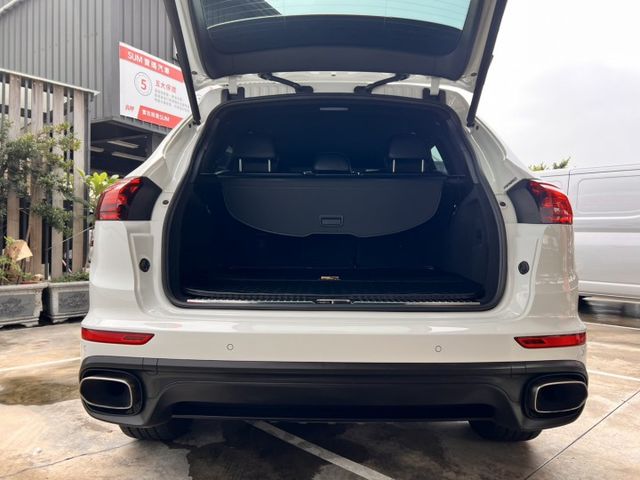 Cayenne  不只是豪華休旅，是一種身份的延伸 每台Cayenne都不同的格調~ 找到專屬您的調性~就是合適的  第5張相片