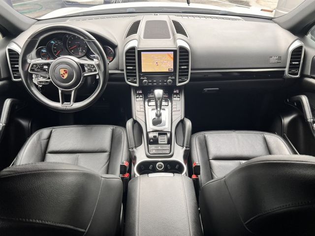 Cayenne  不只是豪華休旅，是一種身份的延伸 每台Cayenne都不同的格調~ 找到專屬您的調性~就是合適的  第7張相片