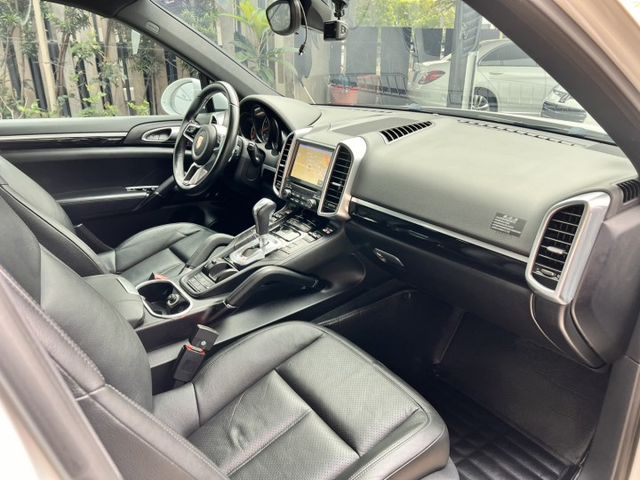 Cayenne  不只是豪華休旅，是一種身份的延伸 每台Cayenne都不同的格調~ 找到專屬您的調性~就是合適的  第8張相片