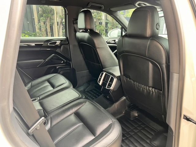 Cayenne  不只是豪華休旅，是一種身份的延伸 每台Cayenne都不同的格調~ 找到專屬您的調性~就是合適的  第9張相片