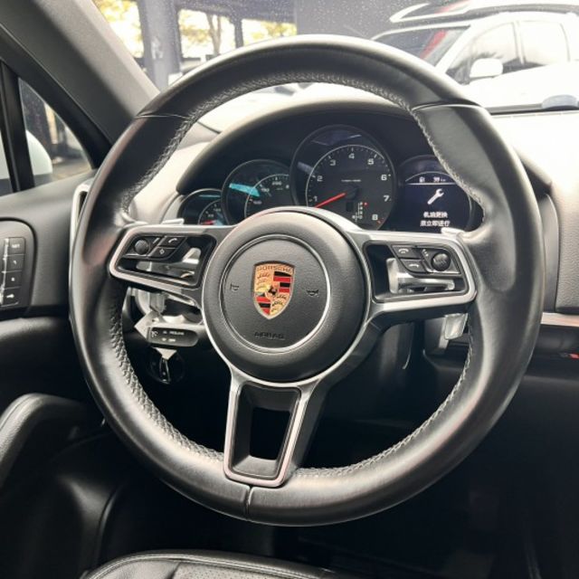 Cayenne  不只是豪華休旅，是一種身份的延伸 每台Cayenne都不同的格調~ 找到專屬您的調性~就是合適的  第12張相片