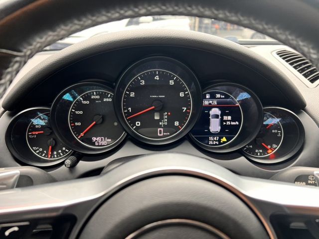 Cayenne  不只是豪華休旅，是一種身份的延伸 每台Cayenne都不同的格調~ 找到專屬您的調性~就是合適的  第15張相片