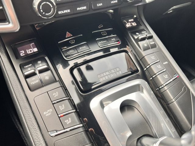 Cayenne  不只是豪華休旅，是一種身份的延伸 每台Cayenne都不同的格調~ 找到專屬您的調性~就是合適的  第18張相片