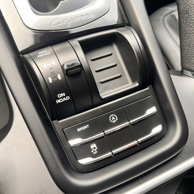 Cayenne  不只是豪華休旅，是一種身份的延伸 每台Cayenne都不同的格調~ 找到專屬您的調性~就是合適的  第19張相片