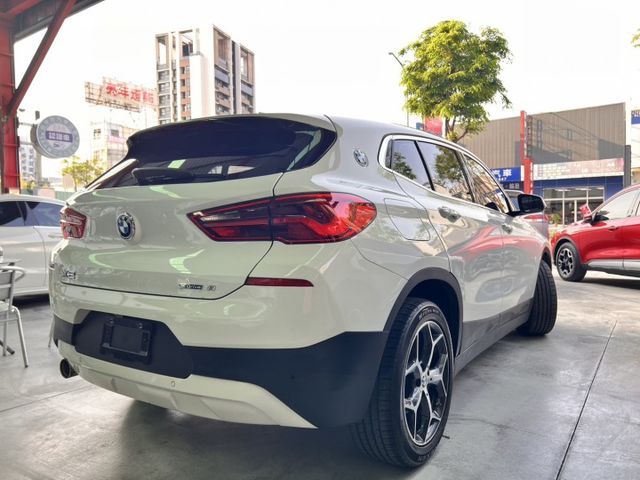 X2 sDrive18i 不是一般休旅，是給「有想法的人」開的車 跑格斜背外型、低趴車身 帥得很剛好  第4張相片