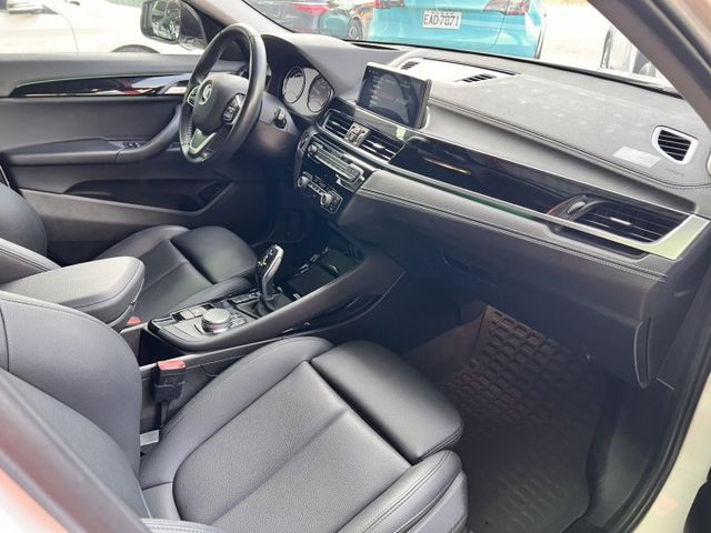 X2 sDrive18i 不是一般休旅，是給「有想法的人」開的車 跑格斜背外型、低趴車身 帥得很剛好  第7張相片