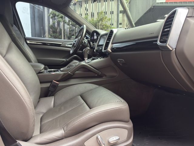 Cayenne Diesel 低調奢華 深藍魅力登場 現在用超親民價格 就能入手當年百萬等級豪華休旅，品質、性能、品牌一  第7張相片