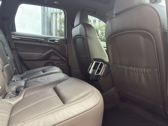 Cayenne Diesel 低調奢華 深藍魅力登場 現在用超親民價格 就能入手當年百萬等級豪華休旅，品質、性能、品牌一  第8張相片