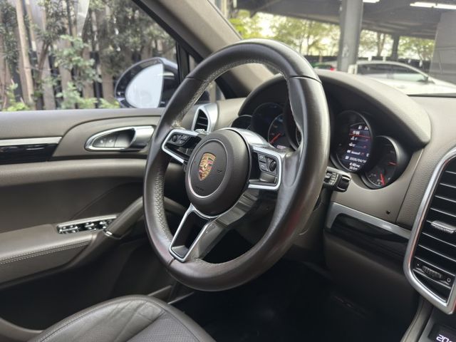 Cayenne Diesel 低調奢華 深藍魅力登場 現在用超親民價格 就能入手當年百萬等級豪華休旅，品質、性能、品牌一  第10張相片