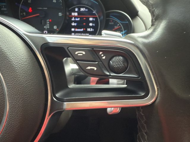 Cayenne Diesel 低調奢華 深藍魅力登場 現在用超親民價格 就能入手當年百萬等級豪華休旅，品質、性能、品牌一  第12張相片