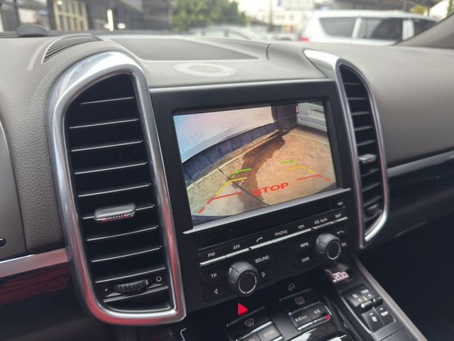 Cayenne Diesel 低調奢華 深藍魅力登場 現在用超親民價格 就能入手當年百萬等級豪華休旅，品質、性能、品牌一  第17張相片