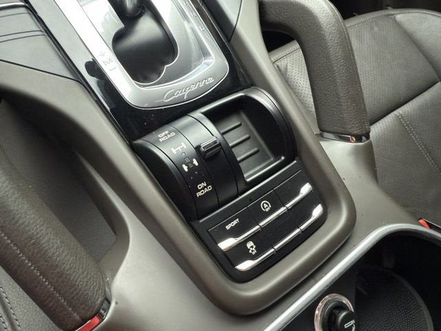 Cayenne Diesel 低調奢華 深藍魅力登場 現在用超親民價格 就能入手當年百萬等級豪華休旅，品質、性能、品牌一  第19張相片