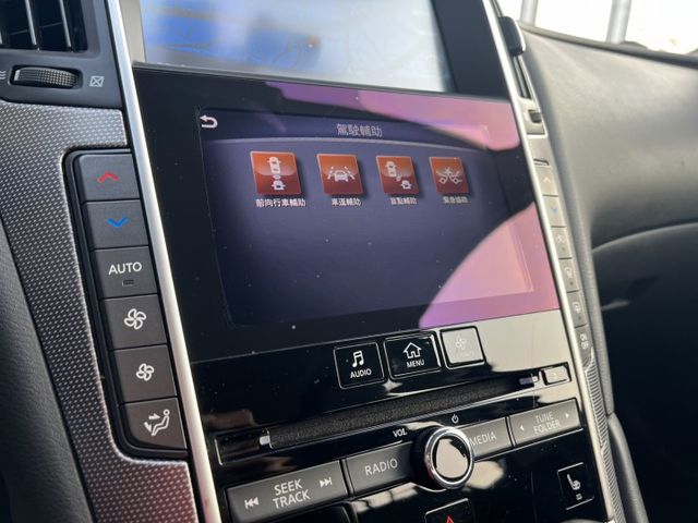 Infiniti Q50 2.0T 旗艦款 雙弓水箱護罩 × 獵豹眼神LED氣場一出場就到位 特別推薦給有藝術氣息的她  第16張相片