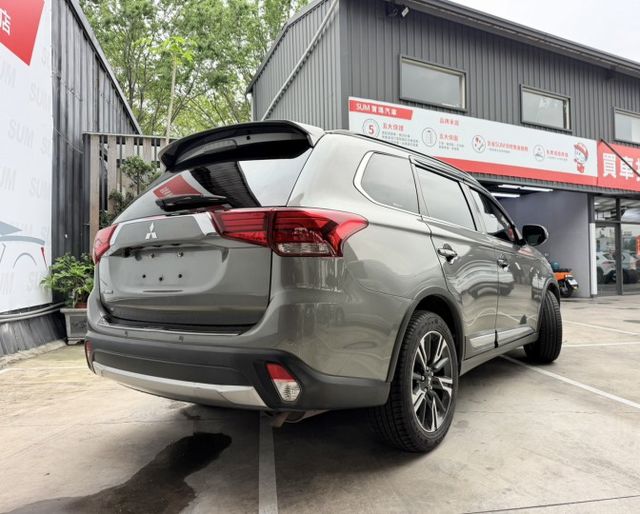 Outlander 尊貴型 大空間休旅，載人載物都OK 安卓機升級，導航影音更便利 這台就是「什麼都剛剛好」的實用休旅  第3張相片