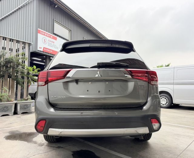 Outlander 尊貴型 大空間休旅，載人載物都OK 安卓機升級，導航影音更便利 這台就是「什麼都剛剛好」的實用休旅  第4張相片