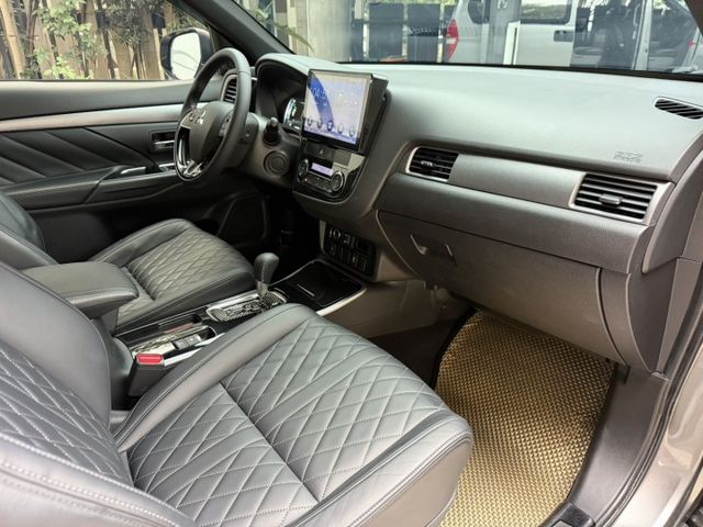 Outlander 尊貴型 大空間休旅，載人載物都OK 安卓機升級，導航影音更便利 這台就是「什麼都剛剛好」的實用休旅  第6張相片