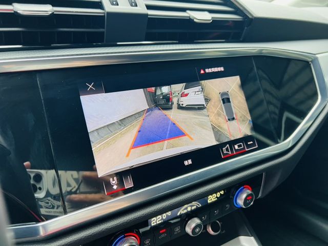一部兼顧商務形象與家庭需求的豪華 SUV， 這，就是為什麼選擇 Audi Q3。  第14張相片