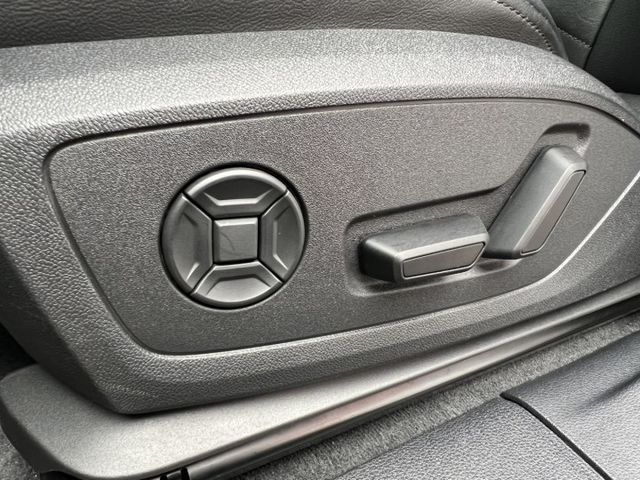 一部兼顧商務形象與家庭需求的豪華 SUV， 這，就是為什麼選擇 Audi Q3。  第17張相片