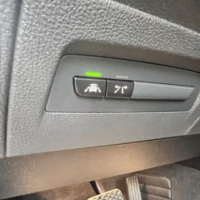 X2 sDrive18i 不是一般休旅，是給「有想法的人」開的車 跑格斜背外型、低趴車身 帥得很剛好  第12張相片