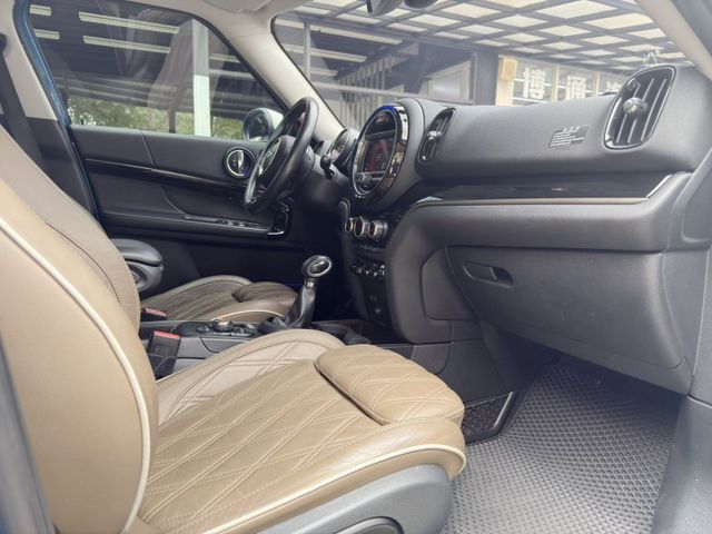 COOPER S 雙前跑車座椅 方向盤快控 定速 倒車顯影 電尾門 大行李箱空間！  第8張相片