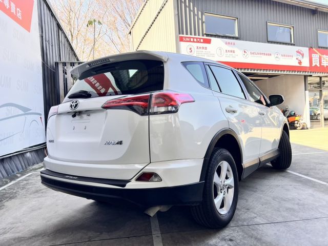 RAV4保值性高、妥善率佳，是二手市場長年熱銷車款。 想找一台好養、好開、好脫手的SUV，這台2.0經典款絕對值得入手  第2張相片