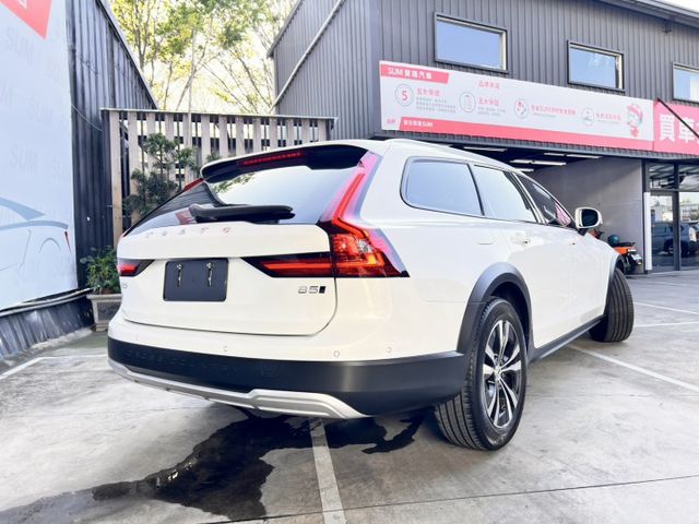 V90 Cross Country B5 Momentum 稀有釋出 旗艦跨界旅行車 錯過可能就沒下一台了。  第2張相片