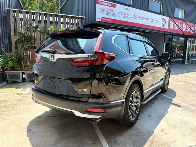 CR-V S版  以「好開、耐用、空間大」聞名，後座與行李廂表現優異 無論通勤、接送小孩或全家出遊都相當實用  第2張相片
