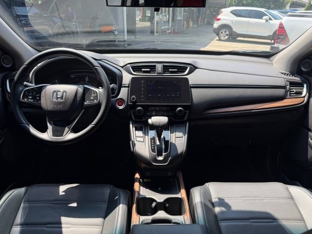 CR-V S版  以「好開、耐用、空間大」聞名，後座與行李廂表現優異 無論通勤、接送小孩或全家出遊都相當實用  第6張相片