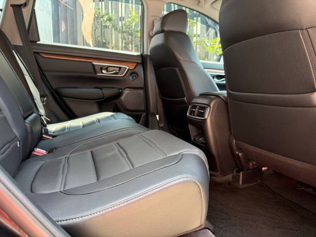 CR-V S版  以「好開、耐用、空間大」聞名，後座與行李廂表現優異 無論通勤、接送小孩或全家出遊都相當實用  第8張相片