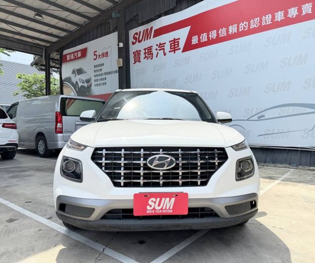 GLA 年輕有型的小休旅 靈活車身超適合都會穿梭 不是每個人都需要一堆複雜科技， 簡單、好開、省油、好停車才是剛好的生活  第4張相片