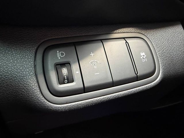 GLA 年輕有型的小休旅 靈活車身超適合都會穿梭 不是每個人都需要一堆複雜科技， 簡單、好開、省油、好停車才是剛好的生活  第9張相片