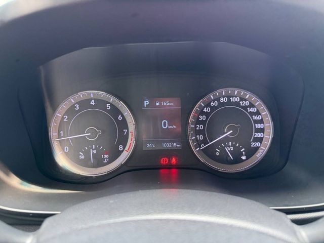 GLA 年輕有型的小休旅 靈活車身超適合都會穿梭 不是每個人都需要一堆複雜科技， 簡單、好開、省油、好停車才是剛好的生活  第10張相片