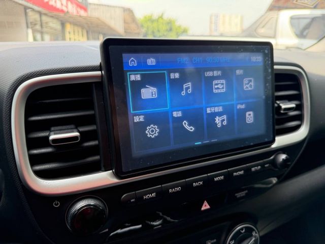 GLA 年輕有型的小休旅 靈活車身超適合都會穿梭 不是每個人都需要一堆複雜科技， 簡單、好開、省油、好停車才是剛好的生活  第12張相片
