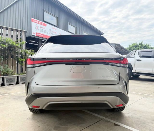 350h 頂級版 真正懂車的人，都知道 RX 為什麼能長年受到全球車主喜愛。這台「超優惠」釋出！  第3張相片