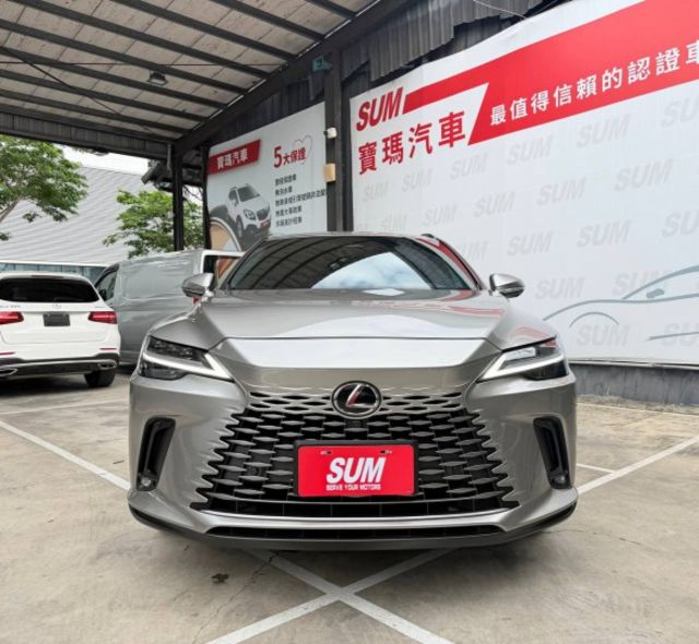 350h 頂級版 真正懂車的人，都知道 RX 為什麼能長年受到全球車主喜愛。這台「超優惠」釋出！  第4張相片