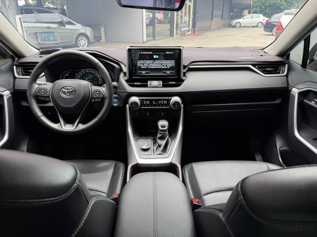 RAV4 Hybrid旗艦4WD 不是最浮誇的車， 卻是很多車主開過後，最願意一直持有的車。用實力證明什麼叫「全方位」  第6張相片