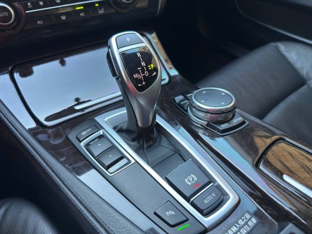 當你看到一台 BMW 5-Series Touring 從街角滑過，那種低調卻充滿氣場的姿態，懂車的人都會多看兩眼。  第20張相片