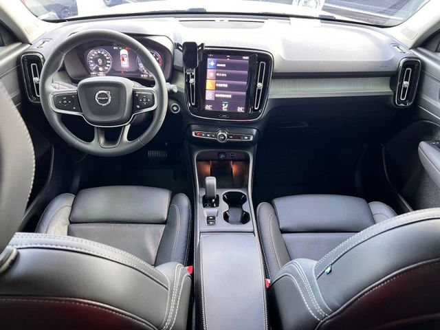 T2的「安全感」與「好上手」，視野好、坐姿高，女生開也非常有自信 而且 VOLVO 招牌安全性真的不是說說而已  第6張相片