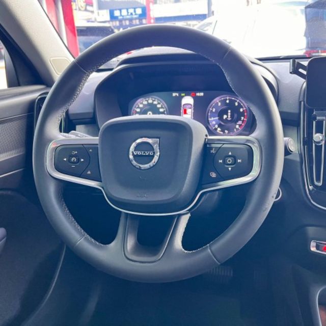 T2的「安全感」與「好上手」，視野好、坐姿高，女生開也非常有自信 而且 VOLVO 招牌安全性真的不是說說而已  第11張相片