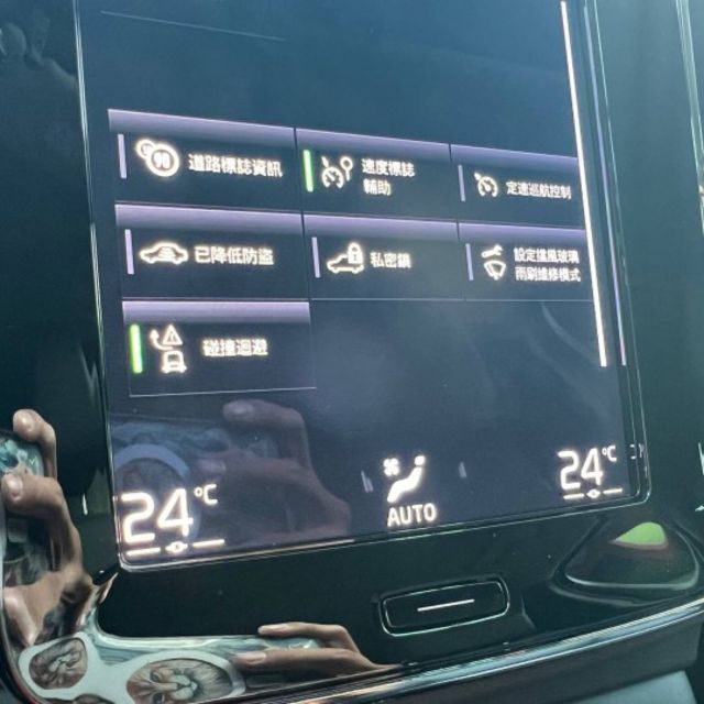 T2的「安全感」與「好上手」，視野好、坐姿高，女生開也非常有自信 而且 VOLVO 招牌安全性真的不是說說而已  第16張相片