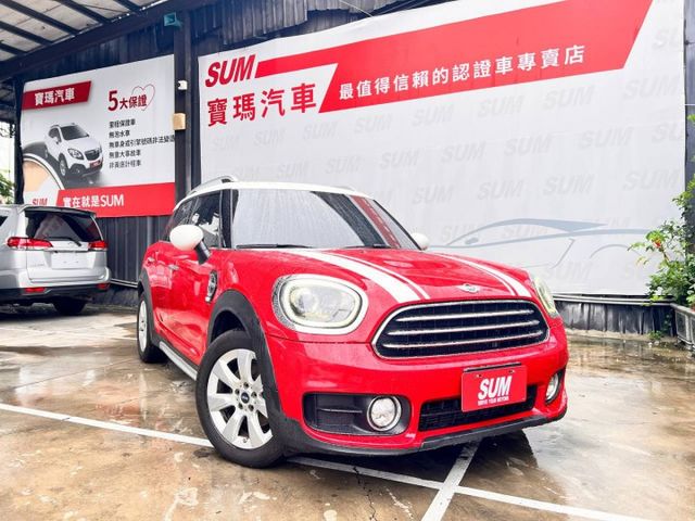 下雨天的街道總是灰濛濛，但這台MINI Countryman Cooper卻是讓人忍不住多看一眼的亮眼存在！  第1張相片