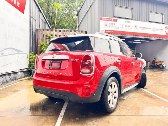 下雨天的街道總是灰濛濛，但這台MINI Countryman Cooper卻是讓人忍不住多看一眼的亮眼存在！  第2張相片