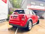 下雨天的街道總是灰濛濛，但這台MINI Countryman Cooper卻是讓人忍不住多看一眼的亮眼存在！  第2張縮圖