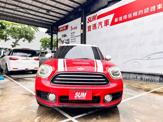 下雨天的街道總是灰濛濛，但這台MINI Countryman Cooper卻是讓人忍不住多看一眼的亮眼存在！  第3張相片