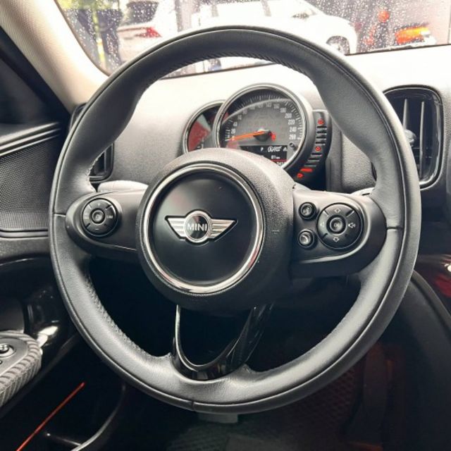下雨天的街道總是灰濛濛，但這台MINI Countryman Cooper卻是讓人忍不住多看一眼的亮眼存在！  第12張相片