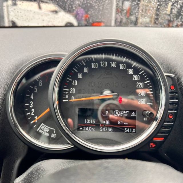 下雨天的街道總是灰濛濛，但這台MINI Countryman Cooper卻是讓人忍不住多看一眼的亮眼存在！  第14張相片