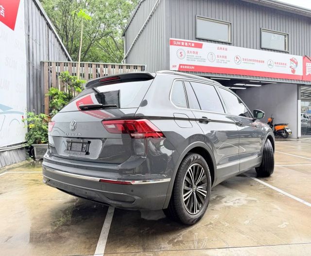 280 TSI Elegance 它能同時給你「家庭休旅的實用」與「歐系車的駕馭感」。你會發現，開久了真的很難換車。  第2張相片