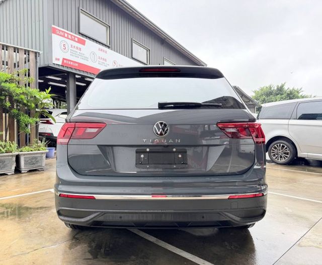 280 TSI Elegance 它能同時給你「家庭休旅的實用」與「歐系車的駕馭感」。你會發現，開久了真的很難換車。  第4張相片