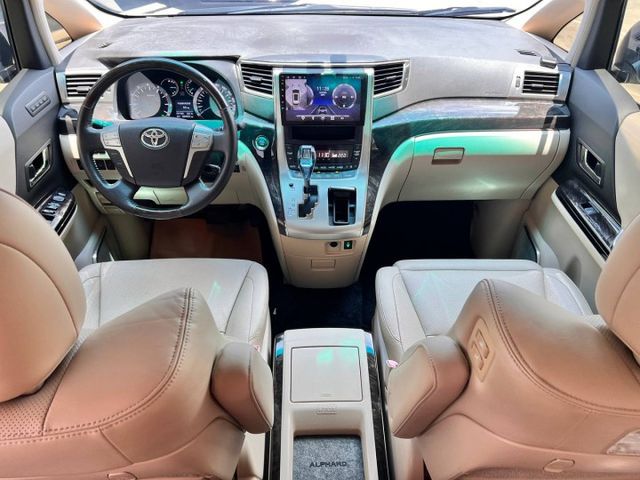 旗艦七人座 Alphard 一直是商務接待與家庭用車的經典代表。一部真正懂得享受移動過程的豪華 MPV。  第6張相片