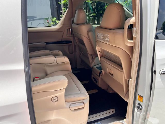 旗艦七人座 Alphard 一直是商務接待與家庭用車的經典代表。一部真正懂得享受移動過程的豪華 MPV。  第8張相片